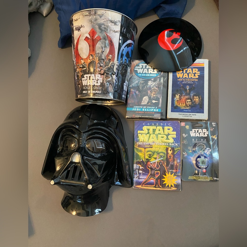 Random Star Wars Lot (Darth Vader Mask, R2D2 Tamagotchi, books on tape